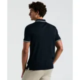 Chomba negra de piqué con cuello polo y tapeta de dos botones. Tiene corte slim fit, mangas cortas con ribete blanco y logo bordado en el pecho.