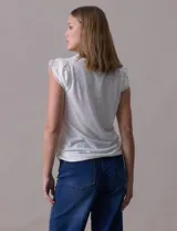 Remera blanca de modal con escote en V y detalle de puntilla en mangas y escote.