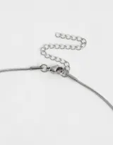 Cadena plateada de acero quirúrgico con dije de letra "B" con strass incrustados.