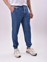 Pantalón de jogging azul oscuro con cintura elástica y cordón ajustable.
