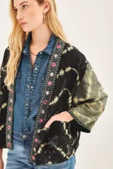 Kimono de viscosa con teñido tie dye en tonos negro y verde. Tiene cuello mao, mangas cortas y calce amplio.