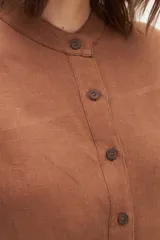 Camisa verde de lino de manga corta con cuello mao, canesú en la espalda y ruedo curvo.