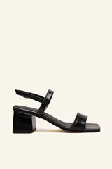 Sandalias negras de cuero vacuno con textura tipo reptil, taco cuadrado de 4 cm y tira delantera ancha.