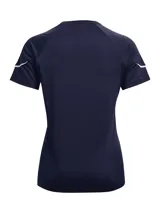 Remera deportiva de manga corta, color azul marino, con cuello redondo y corte raglán. Presenta el logo de Under Armour en blanco en el pecho y detalles de franjas blancas en las mangas.