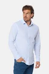 Camisa de manga larga, color celeste con finas rayas blancas, confeccionada en una mezcla de lino y algodón. Presenta un corte slim fit y no tiene bolsillo.
