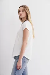 Remera blanca de algodón con mangas cortas y calce holgado.