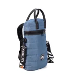 Matera estilo mochila color negro, confeccionada en nylon combinado con símil cuero. Cuenta con tapa con cierre metálico, bolsillo interno, asas y correa extensible.