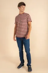 Pantalón de jean corte slim color azul oscuro.