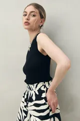 Musculosa rosa de punto acanalado con cuello redondo.