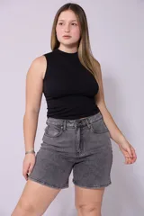 Short de jean gris con lycra, tiro alto y corte a la rodilla.