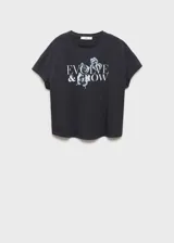 Remera negra de algodón con cuello redondo y mangas cortas. Estampado frontal con la frase "Evolve & Grow" y diseño de mariposas en color blanco.