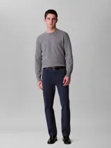 Pantalón chino de corte slim color azul marino, confeccionado en algodón y elastano. Presenta cierre con cremallera y botón, diseño clásico de cuatro bolsillos y logo de Calvin Klein bordado en la parte posterior.