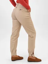 Pantalón de vestir color café con pinzas, bolsillos laterales y tobillos ajustados con botones.