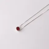 Gargantilla de plata 925 con dije de granate engarzado.