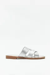 Sandalias plateadas con tiras anchas cruzadas, punta cuadrada y base levemente acolchonada.