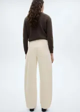 Pantalón de pana color crema, de tiro alto, corte slouchy y diseño balloon.