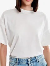 Remera blanca amplia de manga corta con cuello redondo.