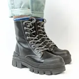Bota de caña media color negro, con cordones a rayas blancos y negros, plataforma con suela track y costuras a contratono.