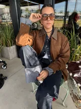 Chaqueta marrón de gamuza con cuello clásico y forro interior.
