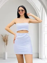 Conjunto de top bandeau y minifalda color negro.