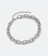 Collar corto plateado con eslabones grandes cubiertos de strass.