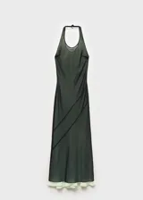 Vestido largo negro semitransparente con cuello redondo y sin mangas.