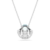 Colgante con cadena plateada y dije en forma de concha de mar con cristal central azul y circonitas blancas.