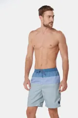 Short de baño clásico a rayas horizontales en tonos celeste y azul, con cintura elástica y cordón ajustable. Incluye dos bolsillos laterales y suspensor de malla fina.