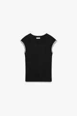 Camiseta negra de cuello redondo y sisa con detalle de fornitura con hilo metalizado a contraste en las mangas.