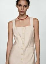 Vestido corto color crema con finas rayas verticales, escote cuadrado, tirantes anchos y cierre frontal con botones.