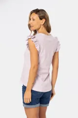 Remera color beige con estampado floral y volados en las mangas.