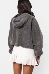 Minifalda blanca con diseño cruzado y volados en el lateral.