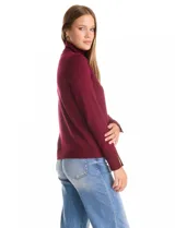 Polera tejida en hilado fino color verde oscuro, de manga larga con tajo en el puño y cuello alto.