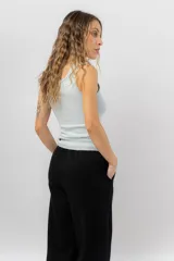 Pantalón jogger wide fit color amarillo pastel, confeccionado en algodón suave, con cintura elástica con cordón ajustable y bolsillos laterales funcionales.