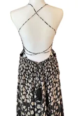 Maxivestido con espalda descubierta y estampado de margaritas.