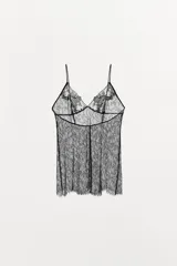 Top negro de encaje floral semitransparente con tirantes finos ajustables y escote en pico.