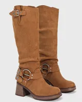 Botas de caña media color marrón de gamuza sintética, con taco cuadrado y plataforma. Presentan hebillas decorativas y ajuste con correa.