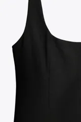 Vestido midi negro de escote cuadrado y manga sisa.