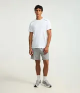 Bermuda deportiva gris de poliéster con cintura elástica y cordón interno ajustable. Cuenta con un bolsillo trasero funcional con cierre de cremallera.