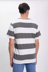 Remera de hombre a rayas horizontales blancas y grises, de corte recto y mangas cortas.
