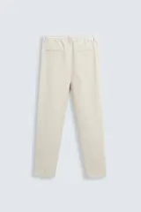 Pantalón de vestir color beige claro, de corte recto, confeccionado en lino.