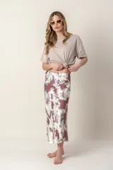 Pollera midi con estampado tie-dye en tonos marrones y blancos.