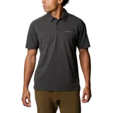 Remera polo Columbia de piqué, color gris oscuro con finas rayas horizontales en tono más claro. Tiene cuello clásico con botones, mangas cortas y logo de la marca bordado en el pecho. Confeccionada con tecnología Omni-Wick para mantener la piel seca y fresca.