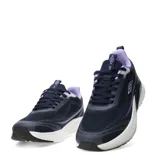 Championes Umbro modelo Vex, color azul marino con detalles en violeta claro y blanco. Presentan una capellada de malla transpirable, cordones planos y suela con diseño moderno.