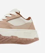 Championes de mujer marca Satinato confeccionados en PU con recortes contrastantes en tonos beige, crema y marrón. Poseen punta redonda, cierre por cordones blancos y suela de plataforma bicolor.