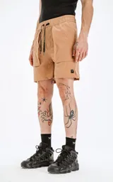 Bermuda de corte relax-fit color beige, con cintura elástica y bolsillos delanteros con fuelle, fabricada en tejido water repellent.