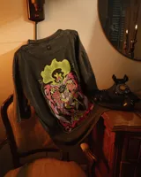 Remera negra de corte oversize con estampado sublimado en la espalda con diseño de tarot.