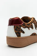 Zapatillas con estampado animal print, recortes en símil cuero blanco y rojo metálico, y suela de 3,5 cm de altura.