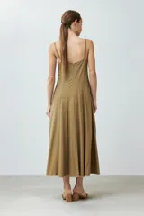 Vestido midi color verde oliva de lino con breteles finos y corte recto.