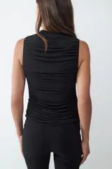 Top básico negro sin mangas con cuello redondo y diseño drapeado.